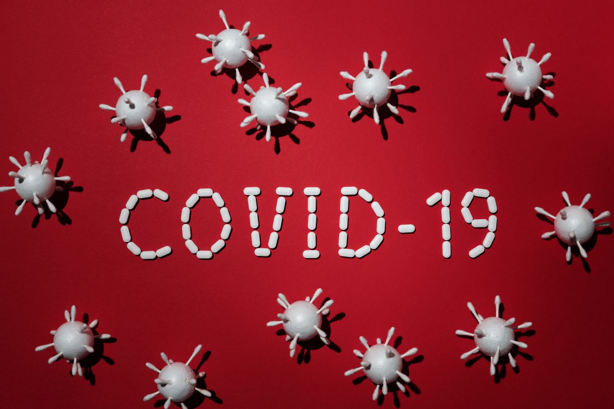 La variante de Covid-19, Ómicron, ha resultado muy contagiosa y ha elevado la venta de pruebas caseras.