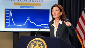 La gobernadora Hochul reportó que 8,210 dieron positivo de COVID-19 el martes en NY.