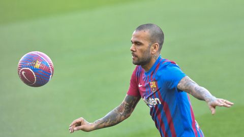 Xavi elogió a Dani Alves tras su debut con el Barcelona