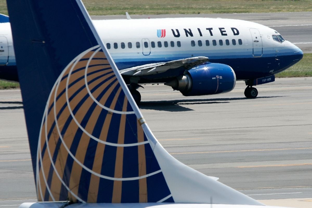 Man wears a thong as a mask and United Airlines expels him from the flight