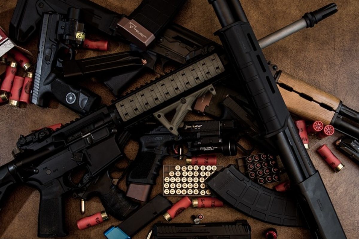 Una mujer es acusada de comprar armas para compradores del mercado negro.