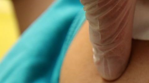 Madre hispana está molesta porque su hijo recibió la vacuna Covid a cambio de una pizza