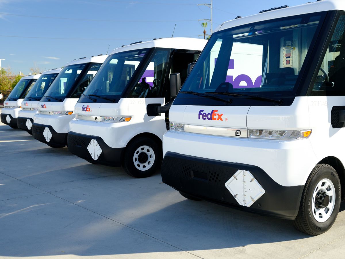 FedEx recibe los primeros 5 de 500 vehículos eléctricos con los que