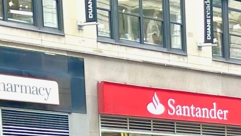 En el último día del 2021, se seguían viendo largas filas en NYC para hacerse las pruebas.