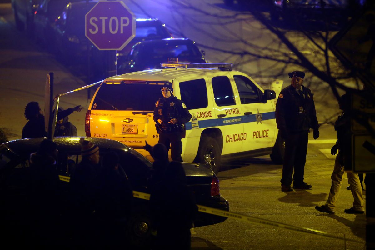 Shooting reported in a Chicago shopping center with four people injured and two arrested