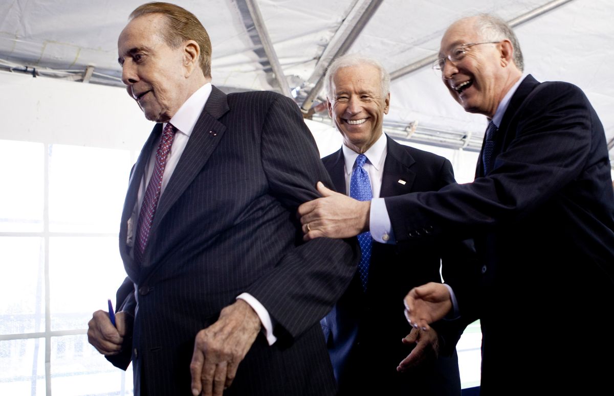 El exsenador Bob Dole, el ahora presidente Joe Biden y el Embajador en México, Ken Salazar, en un evento en 2011. 