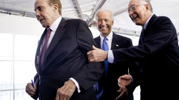 El exsenador Bob Dole, el ahora presidente Joe Biden y el Embajador en México, Ken Salazar, en un evento en 2011.