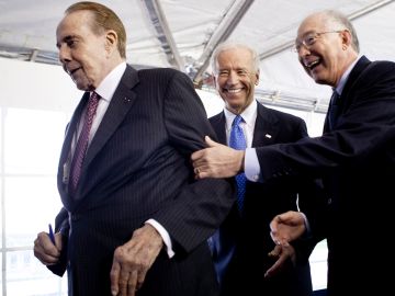 El exsenador Bob Dole, el ahora presidente Joe Biden y el Embajador en México, Ken Salazar, en un evento en 2011.