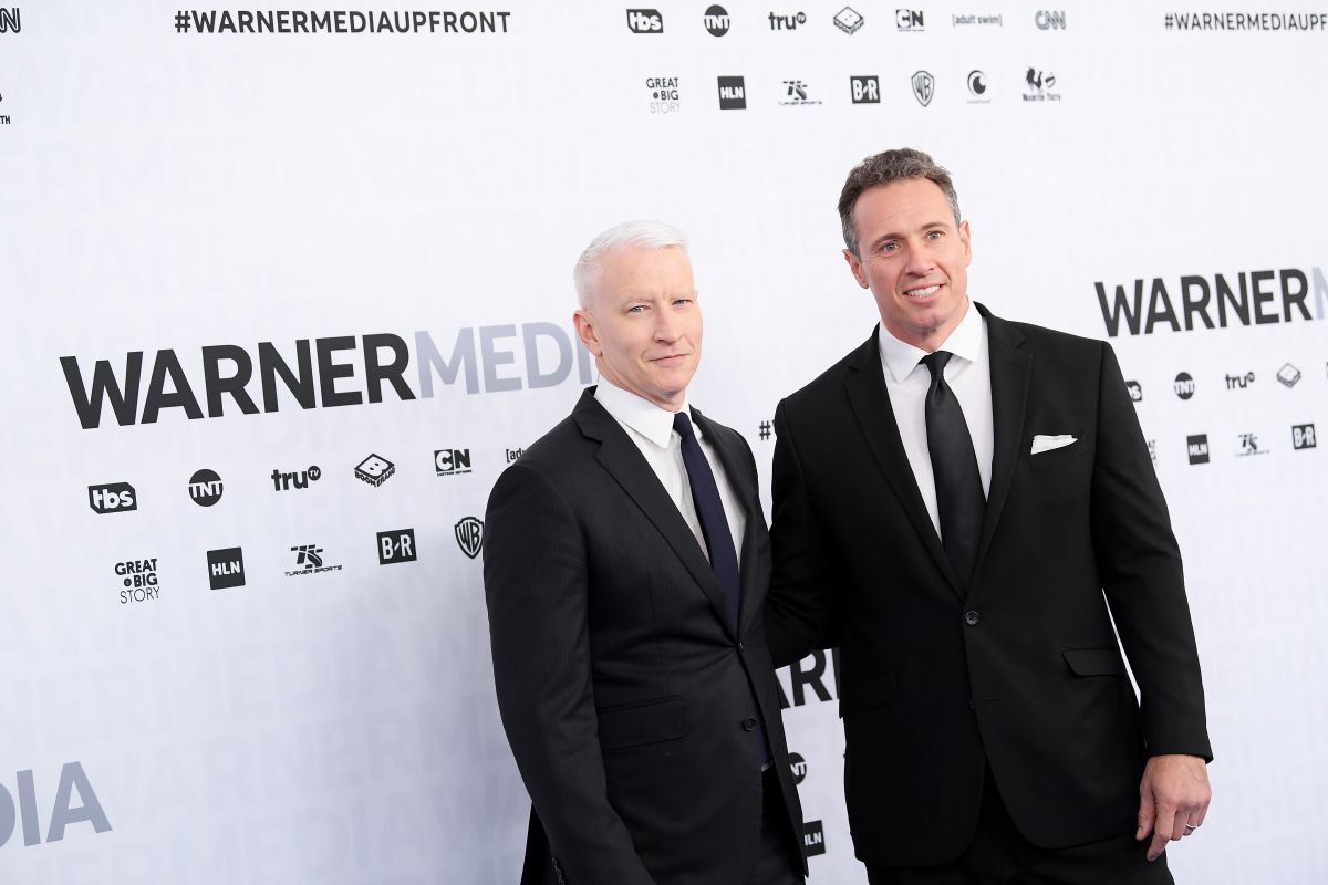 En la imagen aparecen Anderson Cooper junto a Chris Cuomo. 