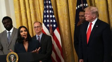 Kim Kardashian ignora las críticas sobre su trabajo con Donald Trump.
