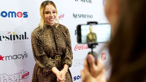 Rosie Rivera, hermana de Jenni Rivera, llora sin consuelo y asegura que le dijeron ratera