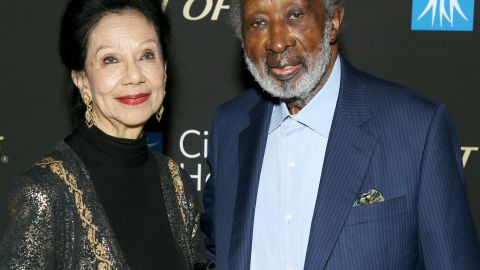 Jacqueline Avant junto a su esposo Clarence Avant.