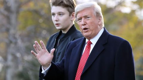 El expresidente Donald Trump y su hijo Barron.