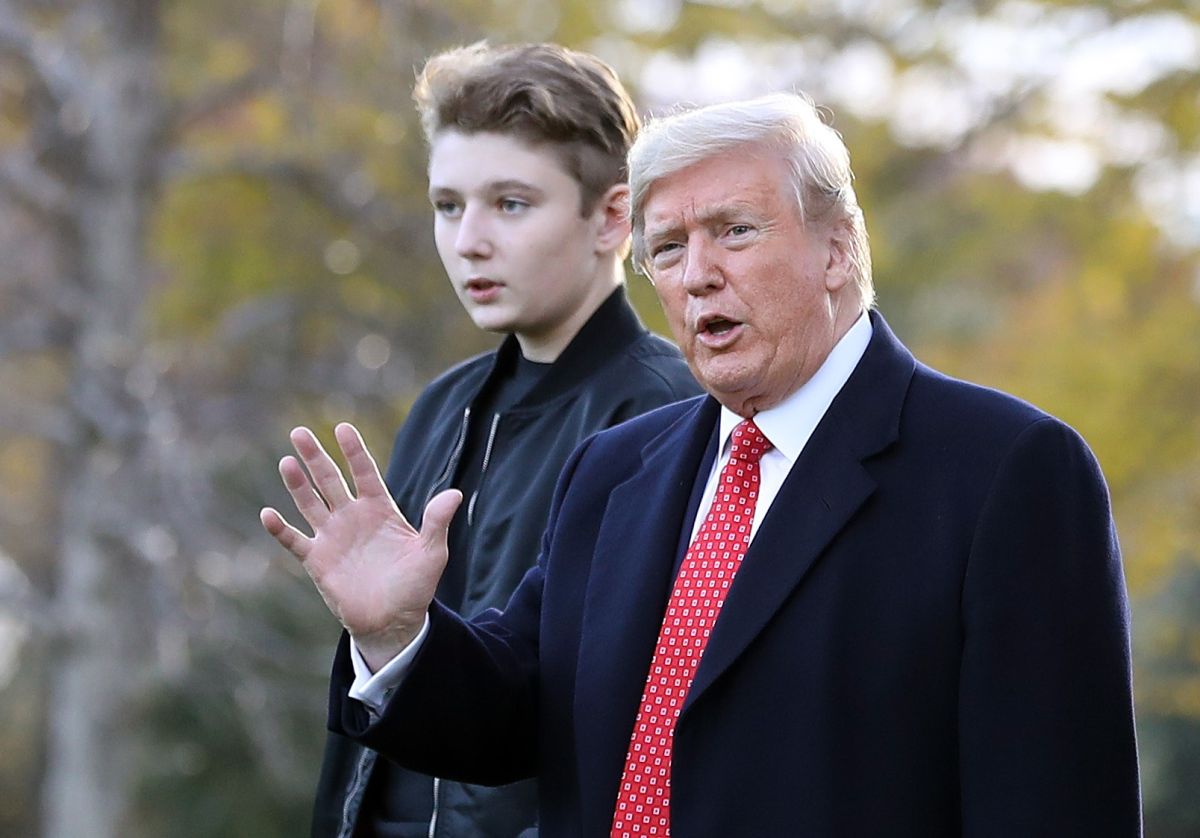 Trump unleashes mockery for his Christmas card by forgetting his son Barron and for the “sexual” shape of his figure