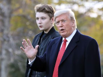 El expresidente Donald Trump y su hijo Barron.