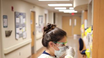 Trabajadores de salud con covid-19 ya no deberán aislarse por 10 días en EE.UU, dicen los CDC