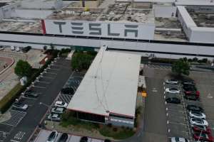 Empleado de Tesla en California asesina a tiros a un compañero en el estacionamiento de la fábrica