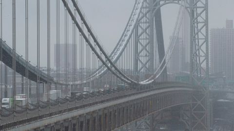 "George Washington Bridge" conecta a NJ con NY, sobre el río Hudson.