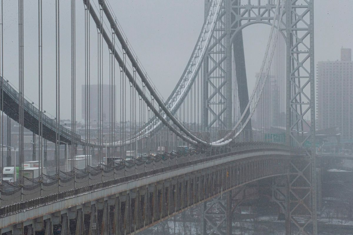 "George Washington Bridge" conecta a NJ con NY, sobre el río Hudson.