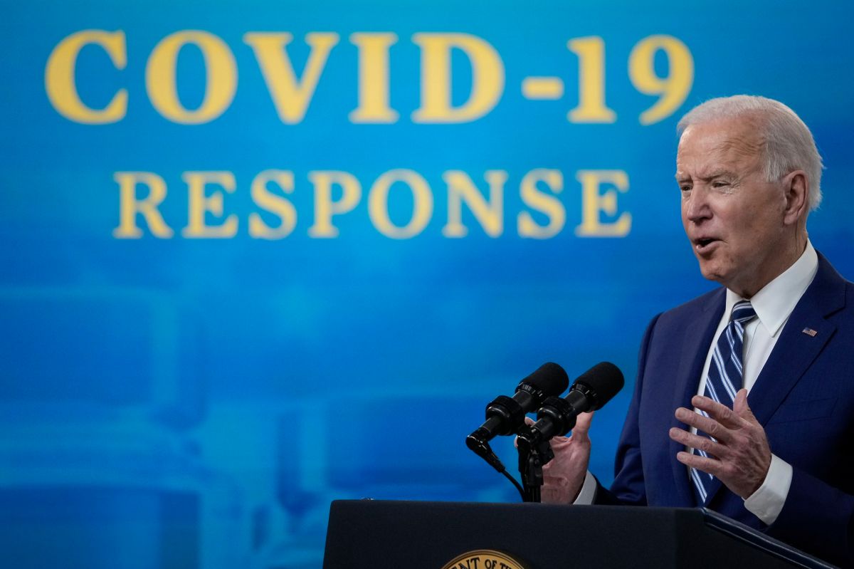 El presidente Biden busca reducir el impacto de la variante Ómicron en EE.UU.