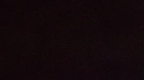 Las imágenes muestran al ladrón extendiendo la mano por encima de la caja registradora antes de ser baleado.