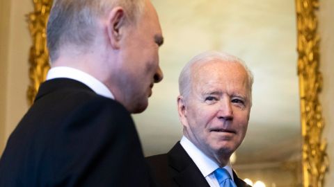 Los presidentes de Rusia, Vladimir Putin, y de EE.UU., Joe Biden.