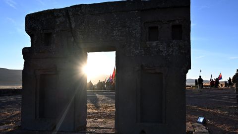 Este fenómeno ocurre porque en el momento del solsticio de invierno el hemisferio norte está muy alejado del Sol.