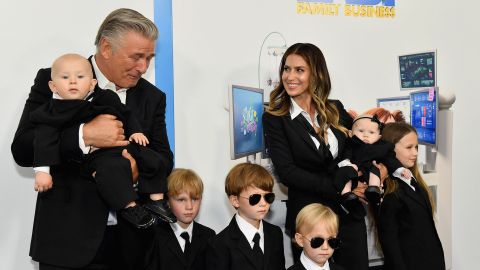 Hilaria Baldwin dice que contarle a sus hijos sobre el tiroteo de 'Rust' fue 'desgarrador'.