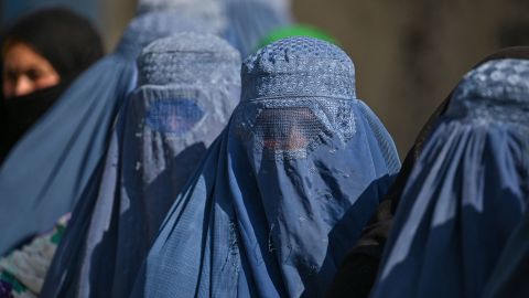 Las mujeres ahora solo podrán viajar acompañadas de un hombre de familia directa.