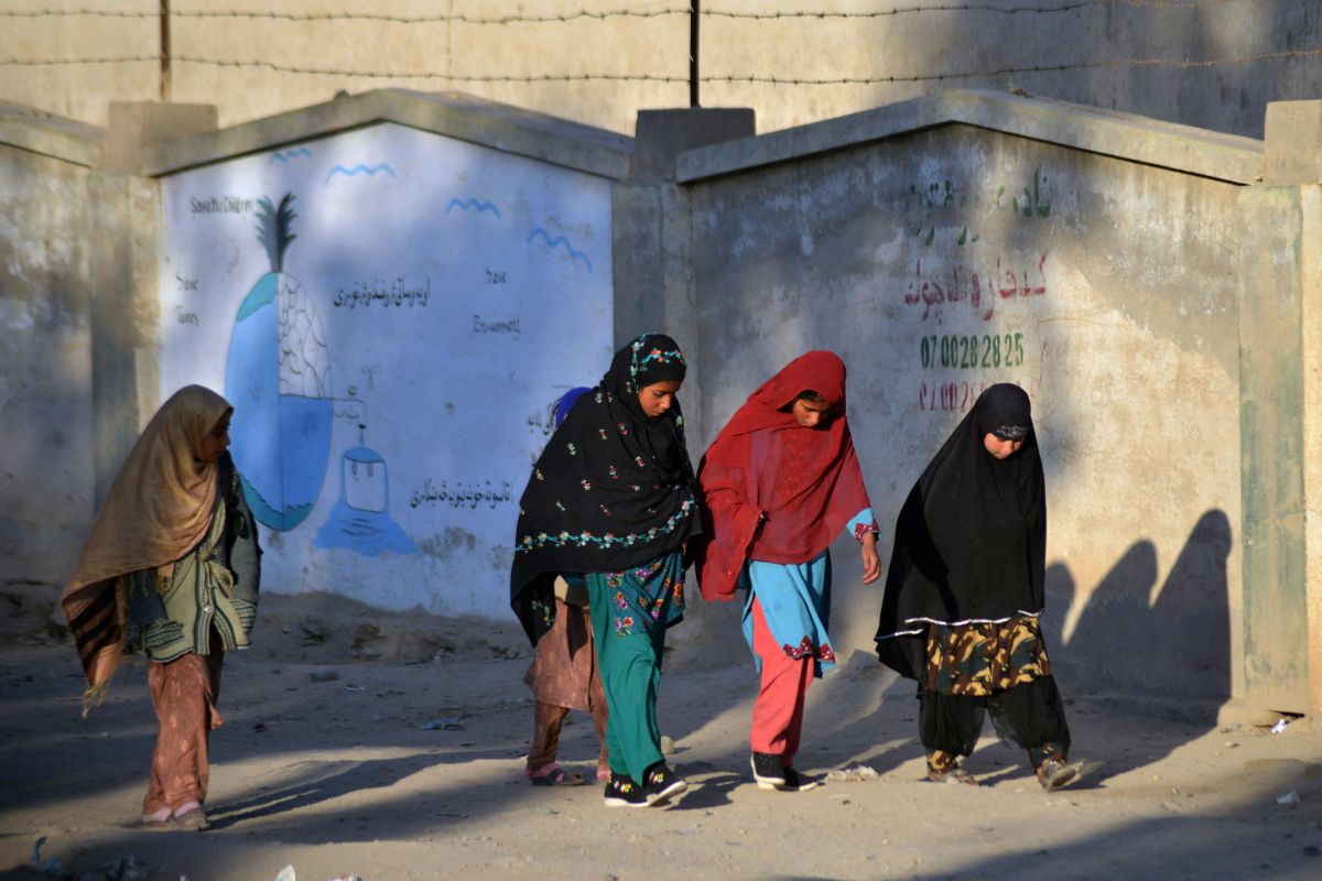 Muchas niñas en Afganistán son obligadas a casarse con hombres que las superan por décadas en cuanto a edad.