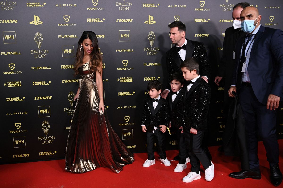 Lionel Messi defended his wife Antonela Roccuzzo after they tried to exclude her at the Ballon d’Or gala [video]