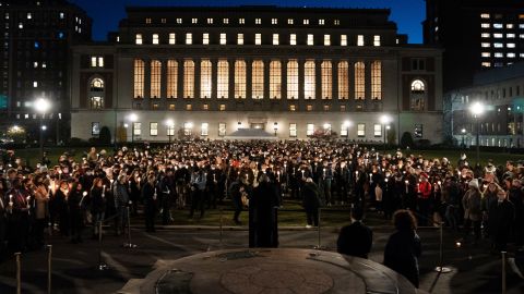 Cientos de alumnos en la vigilia en Columbia University, 3 de diciembre 2021.