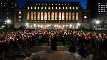 Cientos de alumnos en la vigilia en Columbia University, 3 de diciembre 2021.