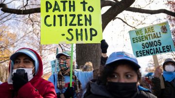 Defensores de inmigrantes presionan por un camino a la ciudadanía para indocumentados.