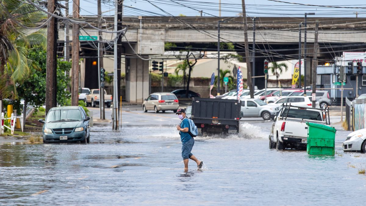 Hawaii rains intensify, leaving homes flooded, power outages and roads blocked