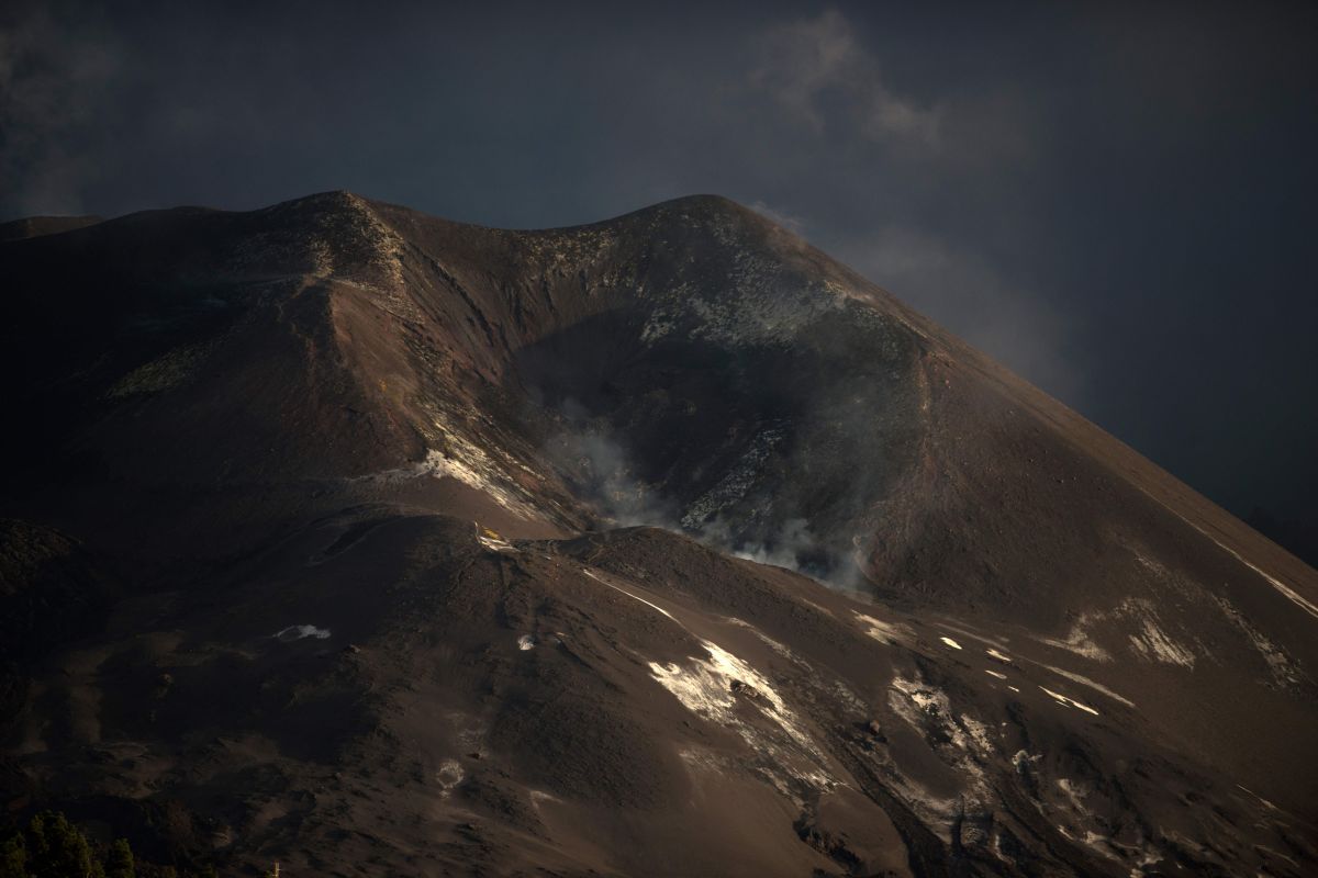 Vista general reciente del volcán Cumbre Vieja, en la isla de La Palma, en aparente paz.