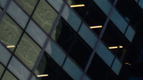 Camiones de diversas compañías se instalaron alrededor de la plaza de Times Square para la trasmisión en vivo del espectáculo.