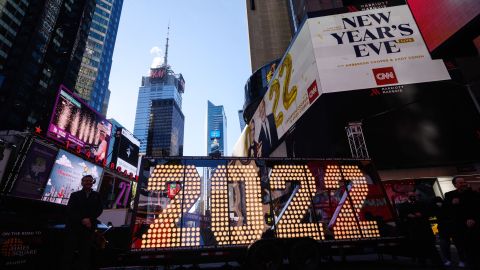 Camiones de diversas compañías se instalaron alrededor de la plaza de Times Square para la trasmisión en vivo del espectáculo.