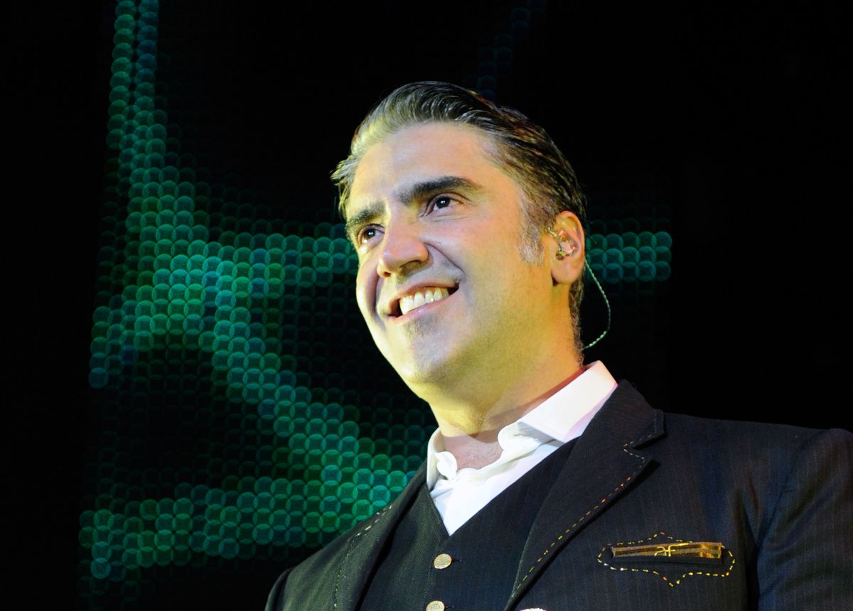 Alejandro Fernández lloró durante su primer concierto tras el fallecimiento de su padre, Vicente Fernández.