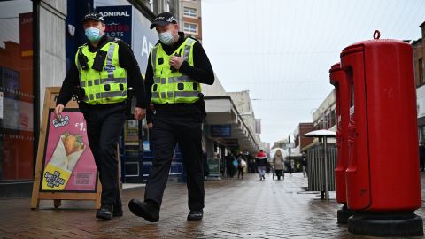 Escocia sugiere posponer las fiestas navideñas a medida que aumenta la variante de Ómicron.