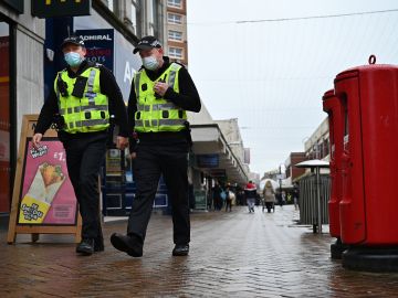 Escocia sugiere posponer las fiestas navideñas a medida que aumenta la variante de Ómicron.