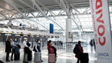 EE.UU. endurecerá requisitos a viajeros extranjeros por variante Ómicron, podría pedir cuarentena de 7 días