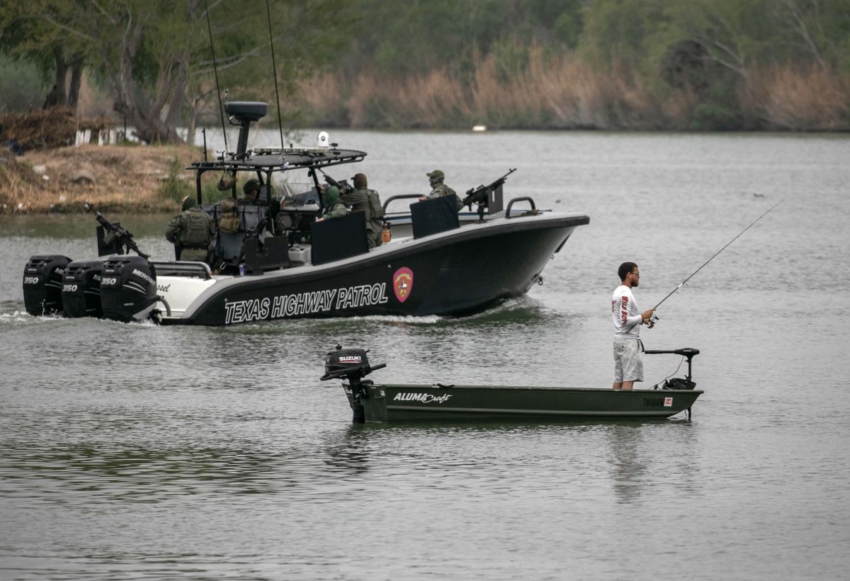 Efectivos del Departamento de Seguridad Pública de Texas patrullan por el río Grande, cerca de Mission, Texas.  