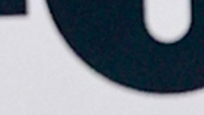 Megan Fox y Machine Gun Kelly se encadenan literalmente a través de sus uñas.