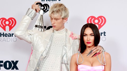 Megan Fox y Machine Gun Kelly se encadenan literalmente a través de sus uñas.