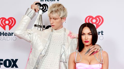 Megan Fox y Machine Gun Kelly se encadenan literalmente a través de sus uñas.