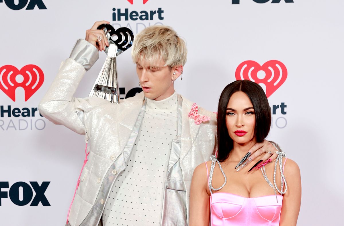 They chained themselves!  This is how Megan Fox and Machine Gun Kelly came to a red carpet