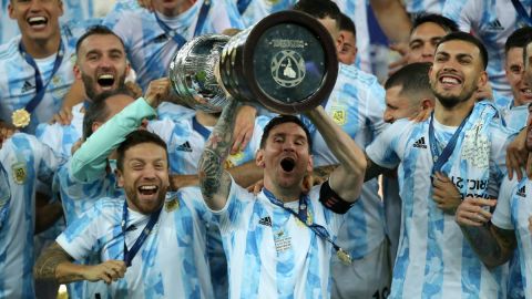 Lionel Messi levanta la Copa América el 10 de julio de 2021 en Maracaná.