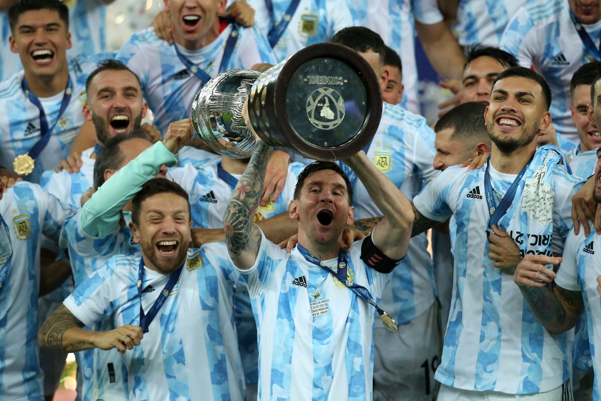 Lionel Messi levanta la Copa América el 10 de julio de 2021 en Maracaná.