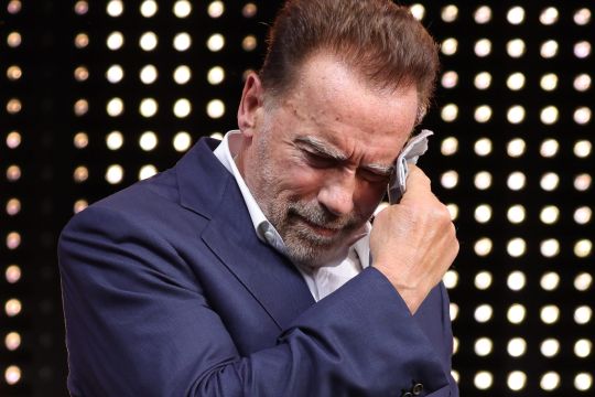 Arnold Schwarzenegger se disculpa 20 años después por “toquetear” mujeres